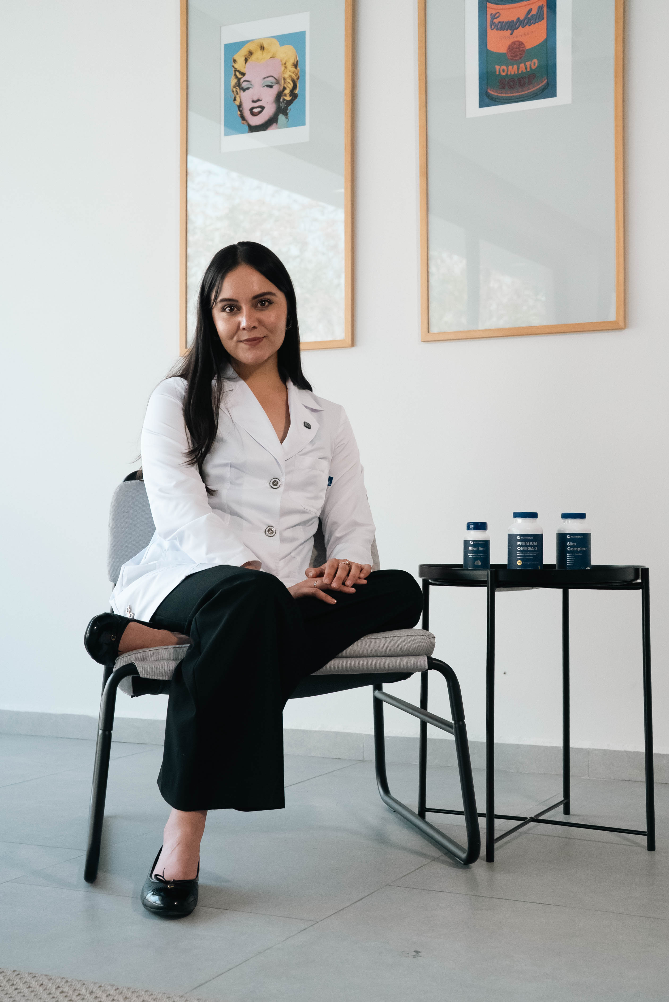 Profesional de la salud con suplementos Multinature en consultorio